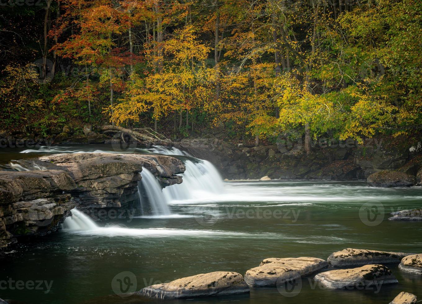 cascades van de vallei vallen op een mistige herfstdag foto