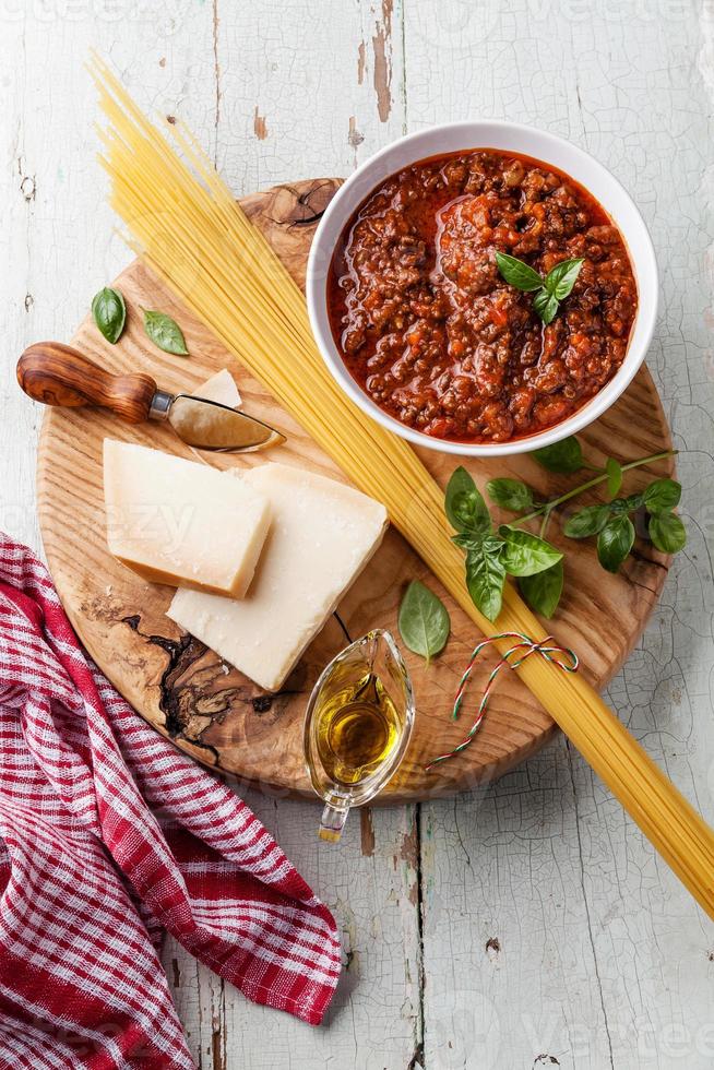 ingrediënten voor spaghetti bolognese foto