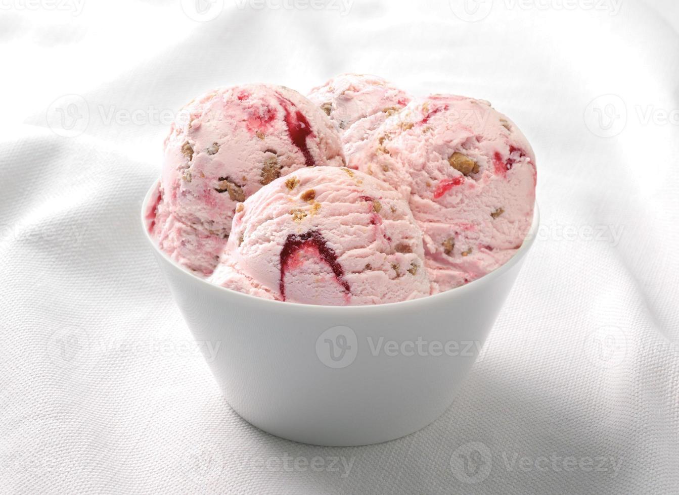 ijs aardbeien en pecannoten in de keramische beker foto
