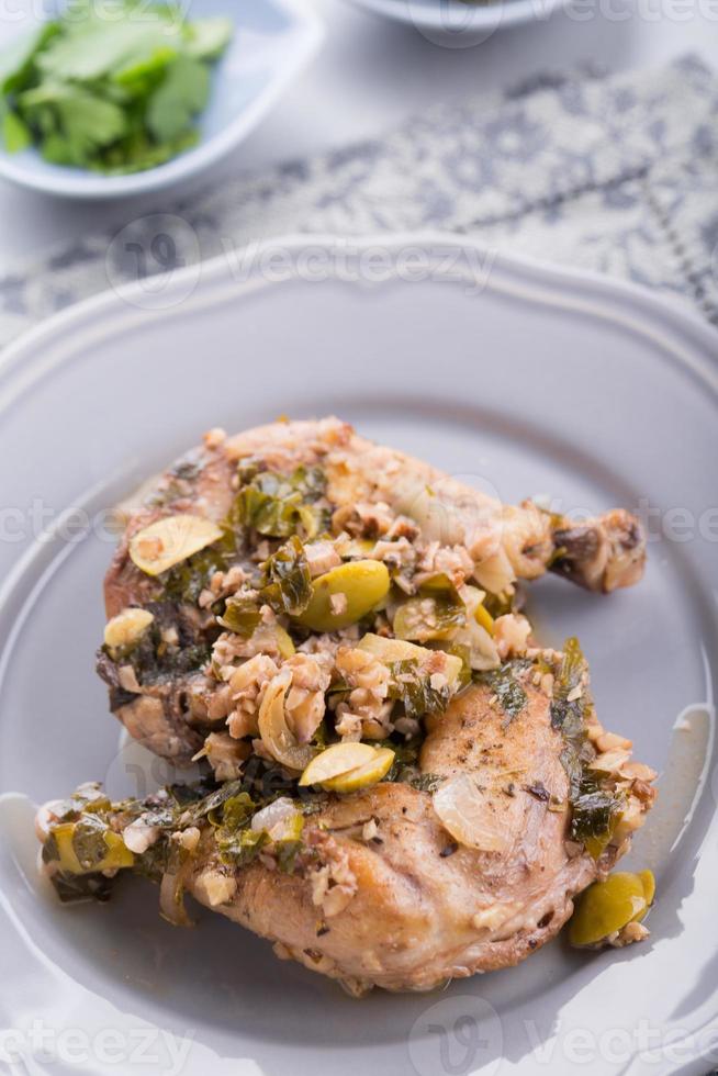 gebakken kippenpoten met olijven en walnoten, sacivi foto
