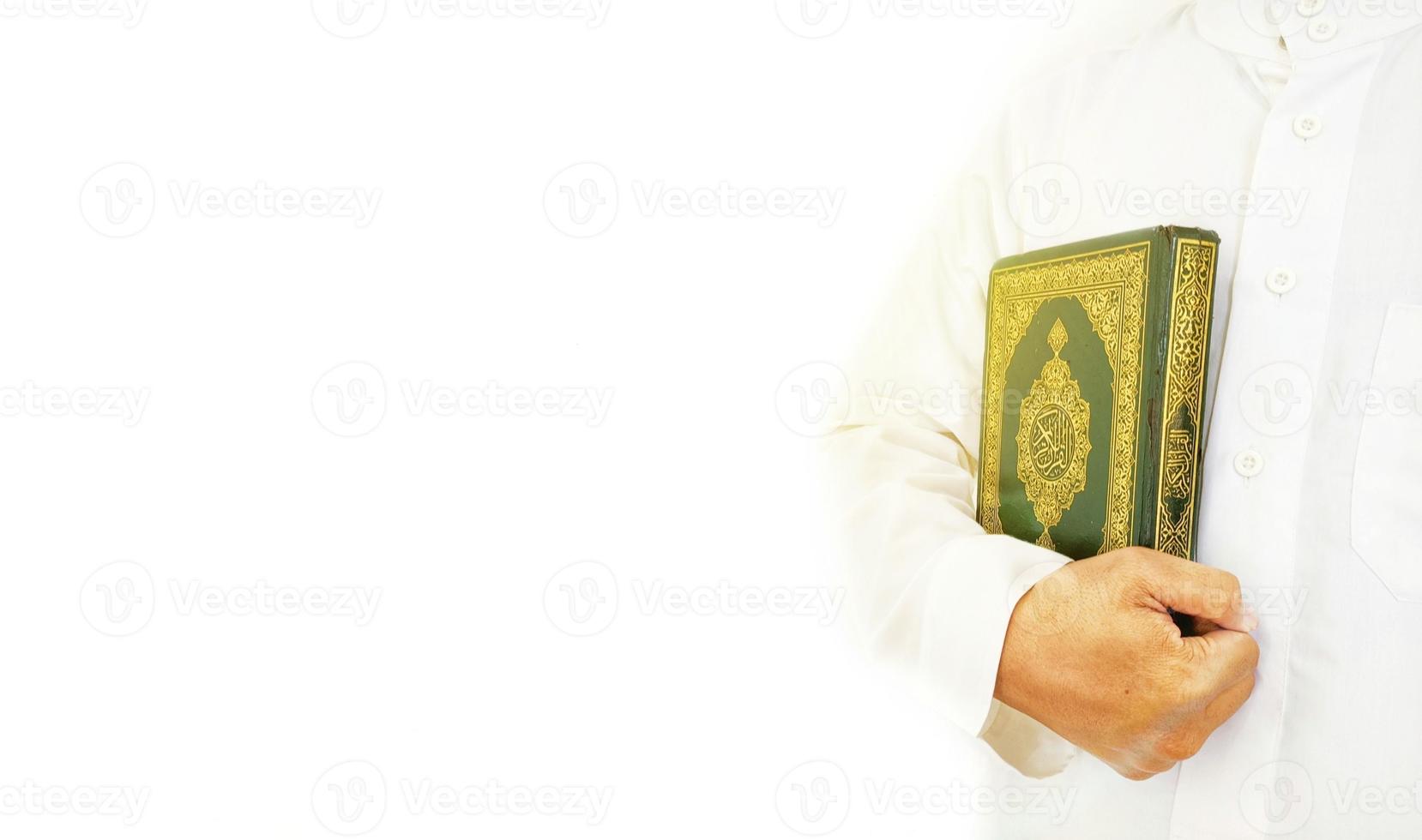 man die de koran vasthoudt en leest. islamitische achtergrond foto