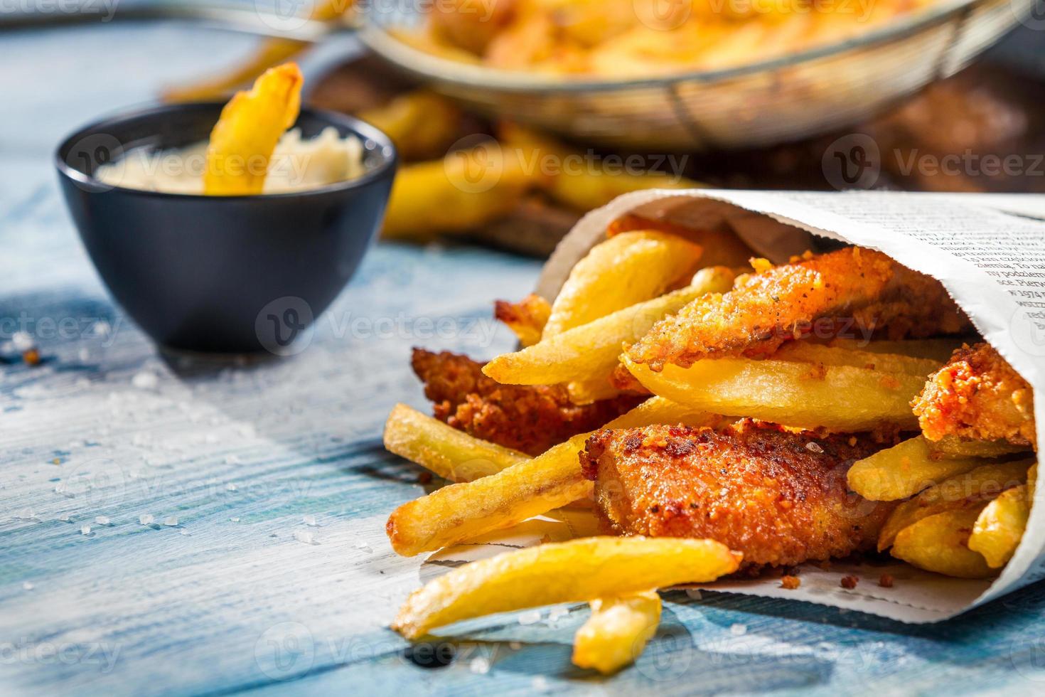 close-up van fish & chips geserveerd in de krant foto