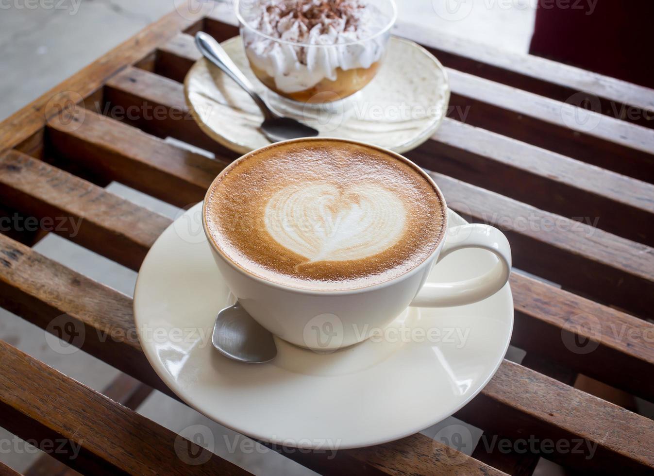 koffie latte cup en ijs op restaurant tafel foto