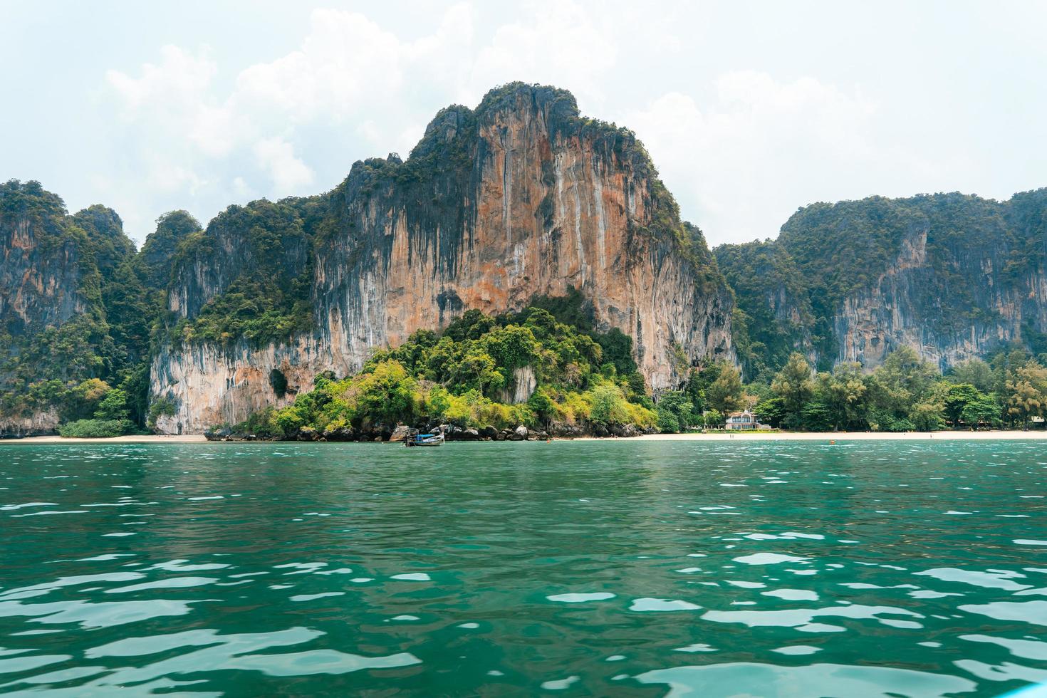 reizen, zee en rocky mountains in thailand foto