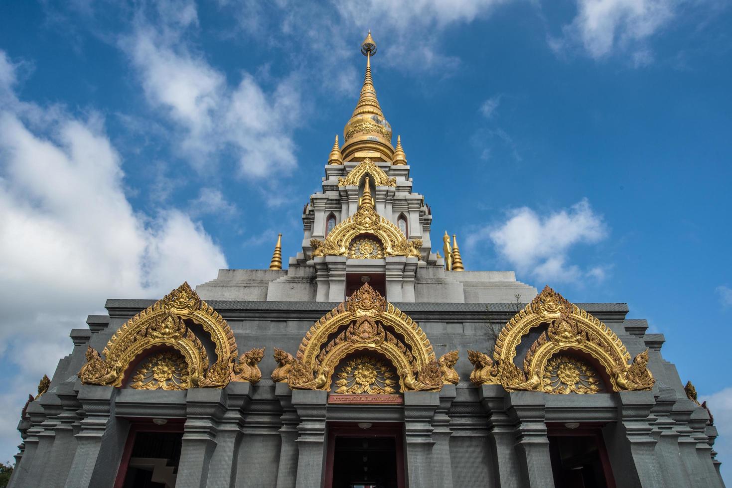 sinakarintra stit mahasantikhiri pagode het herdenkingsmonument van zijne majesteit koningin-moeder van thailand op de top van de berg bij doi mae salong, chiang rai provincie van thailand. foto