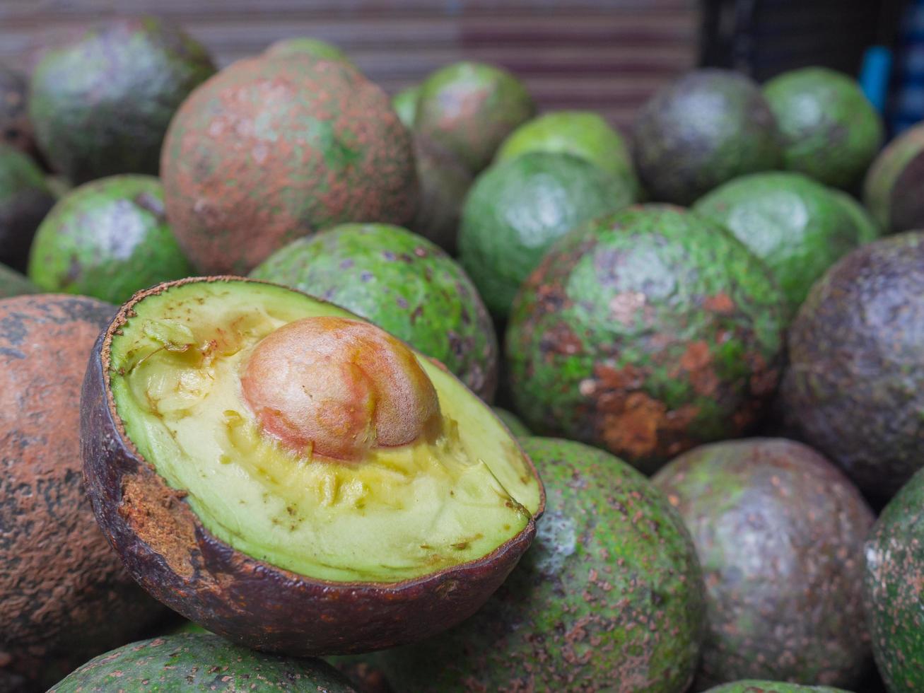 stapel avocado's te koop op de markt foto