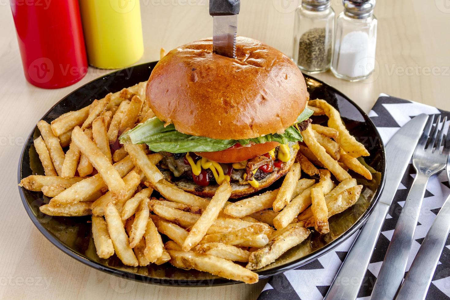 gourmet pub hamburger en frietjes foto