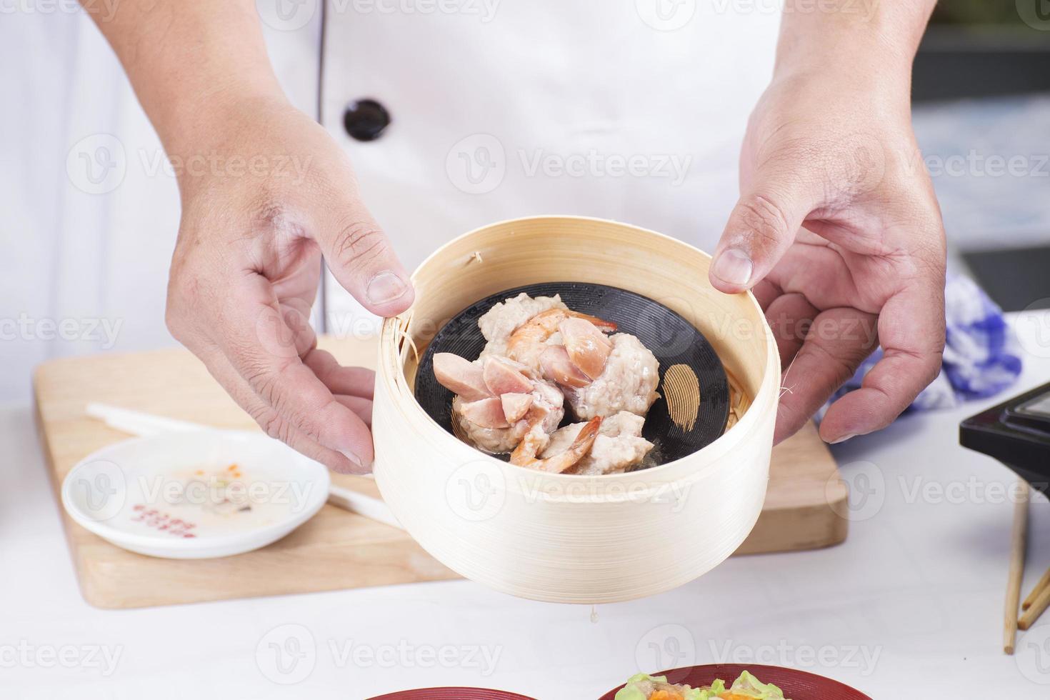 chef presenteerde stoomgehakt varkensvlees en worst Chinese dim sum foto