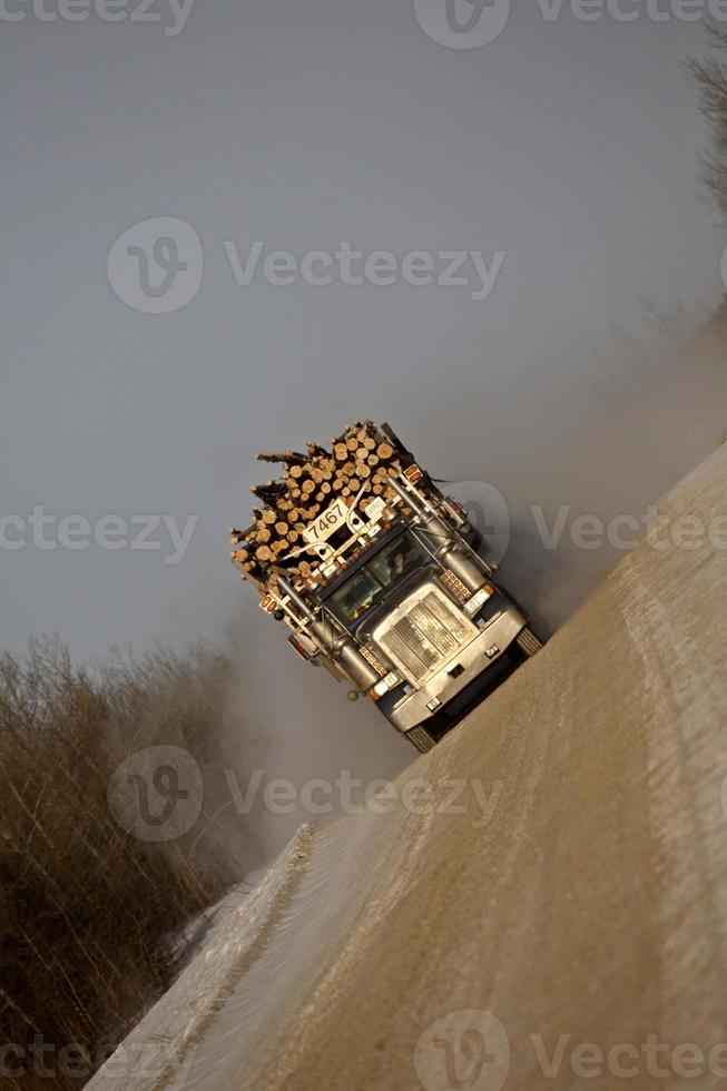 naderende houthakkerswagen foto