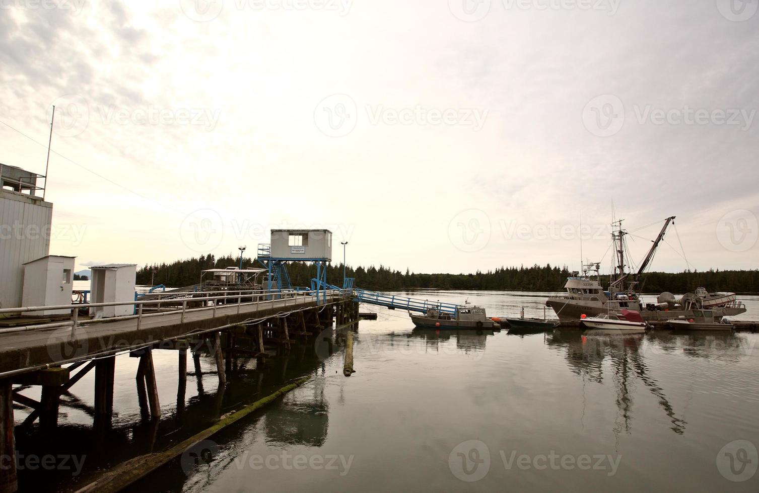 aangemeerde vissersboten in de haven edward, brits colombia foto