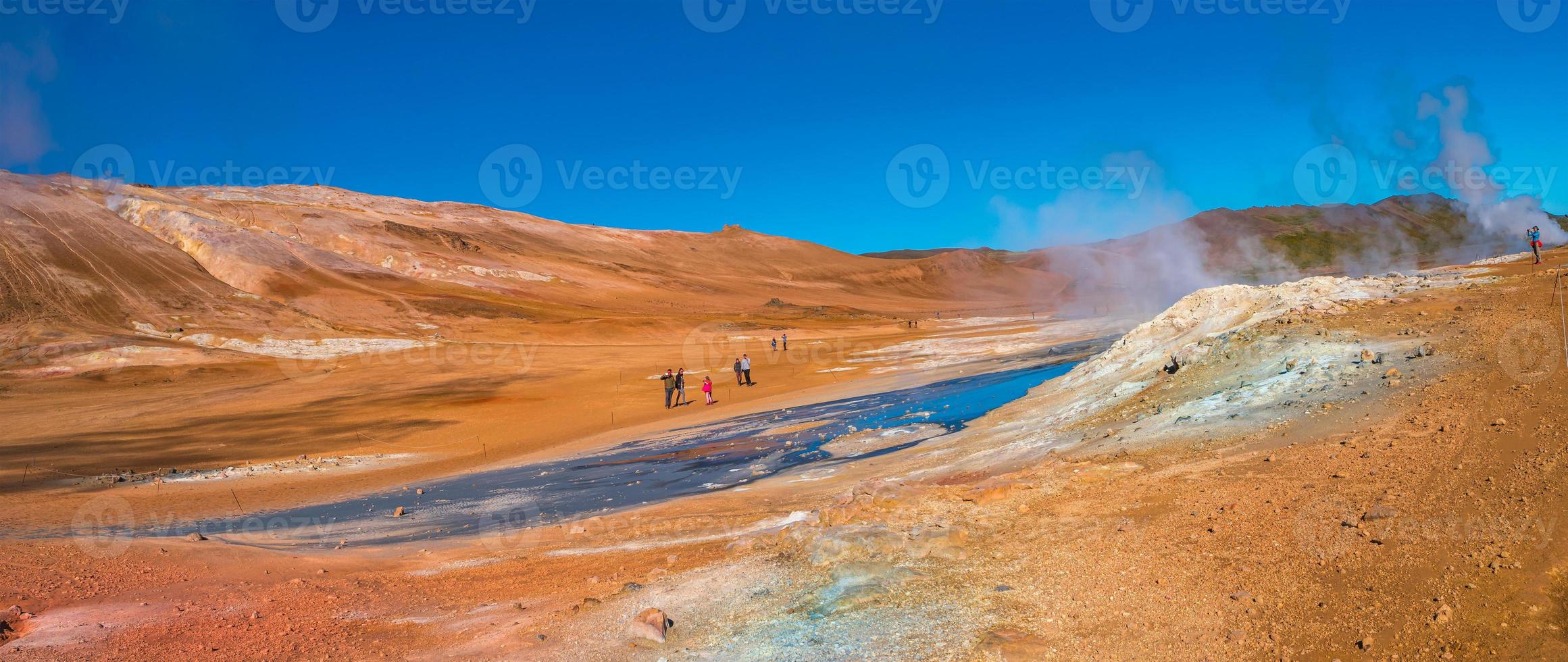 panoramisch uitzicht over de kleurrijke geothermische actieve zone hverir in de buurt van het myvatn-meer in ijsland, dat lijkt op het landschap van de rode planeet van Mars, in de zomer en de blauwe lucht foto