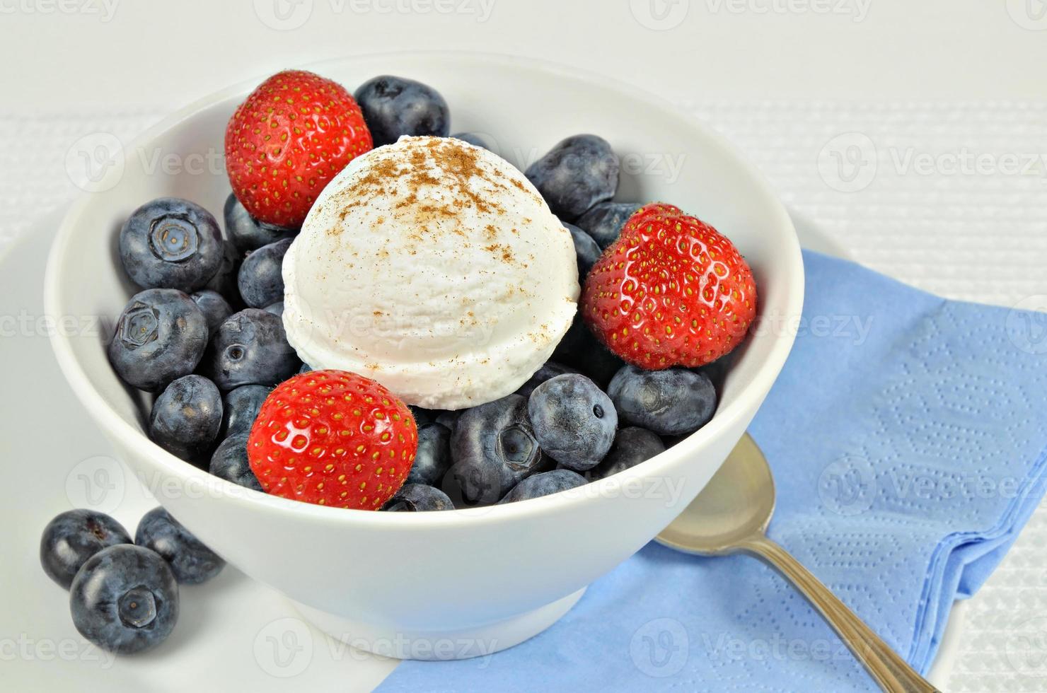 vanille-ijs met aardbeien en bosbessen foto