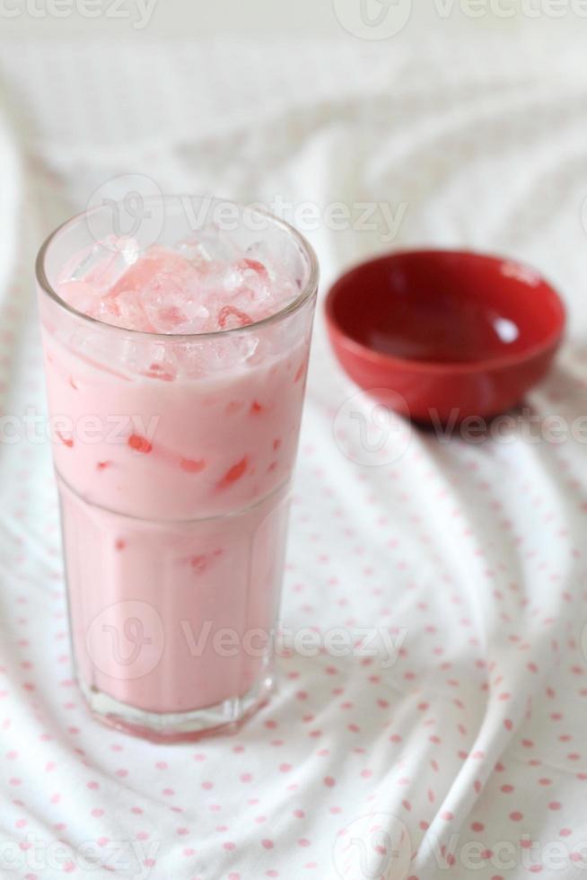 glas melk met aardbeiensmaak foto