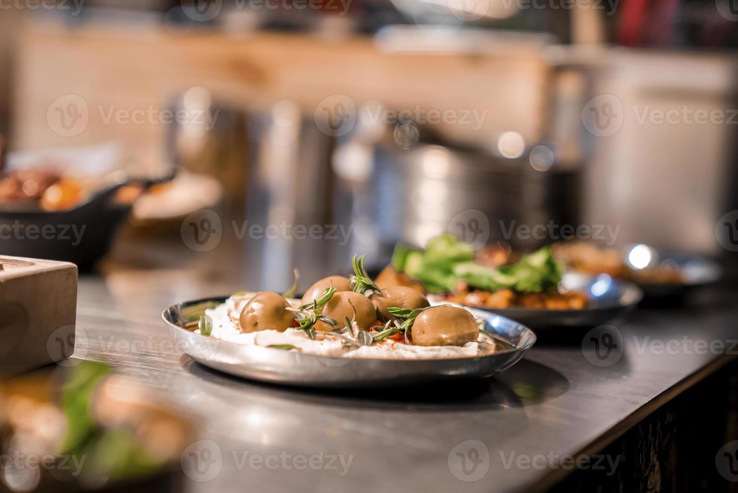 close-up van heerlijke focaccia geserveerd in bord op aanrecht in restaurant foto