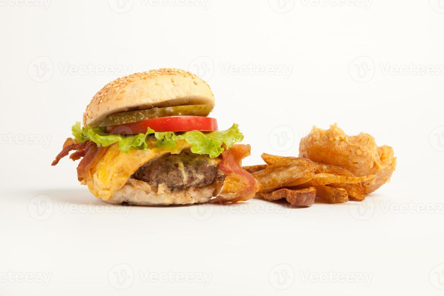 hamburger en frietjes op witte achtergrond foto