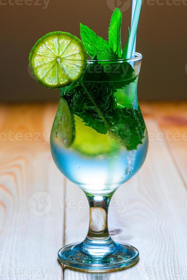heerlijke koude alcoholische cocktail mojito close-up foto