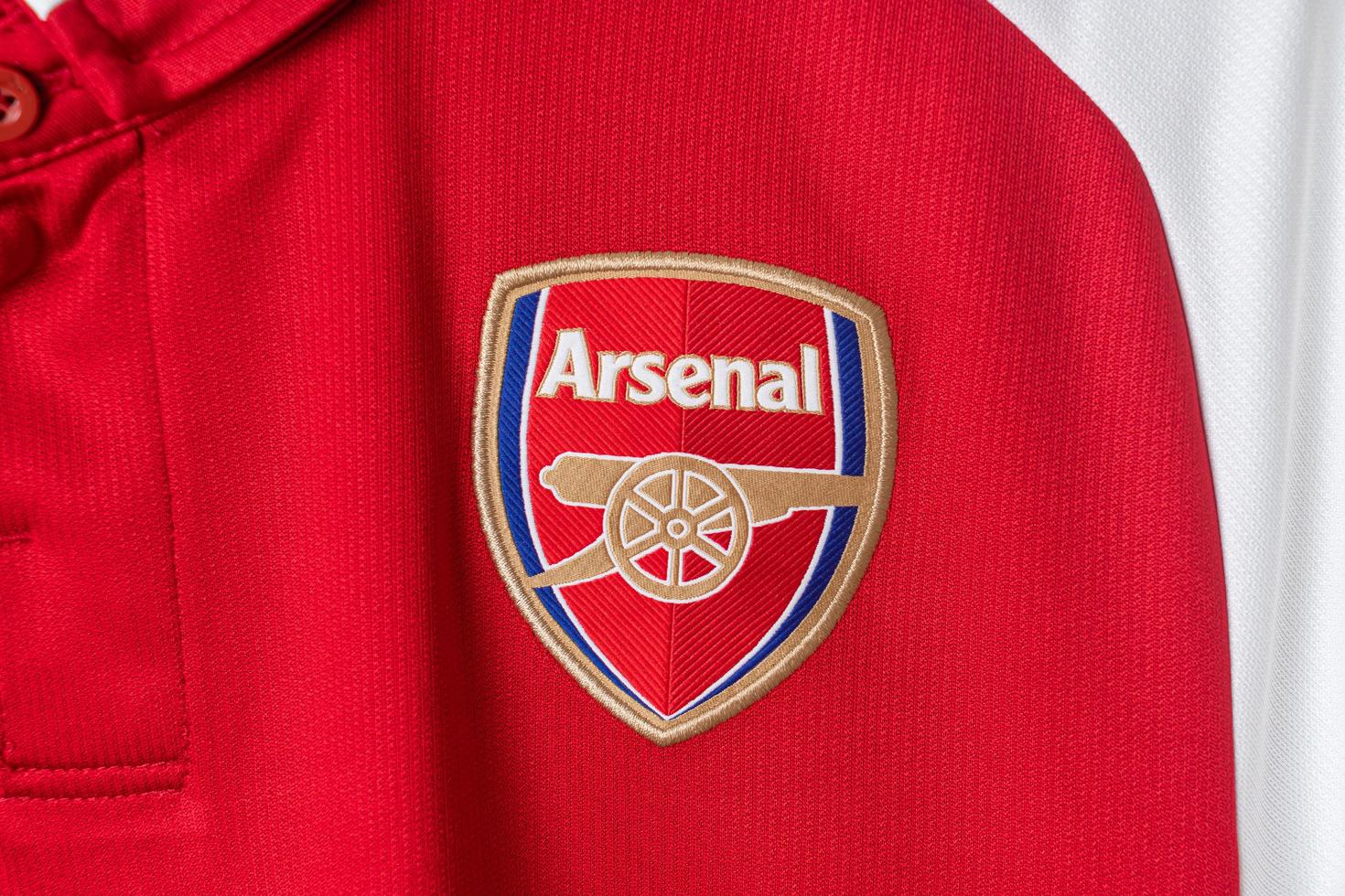 bangkok, thailand - 18 jan 2022 - arsenal logo op arsenal retro shirt thuisshirt seizoen 2017-2018 foto