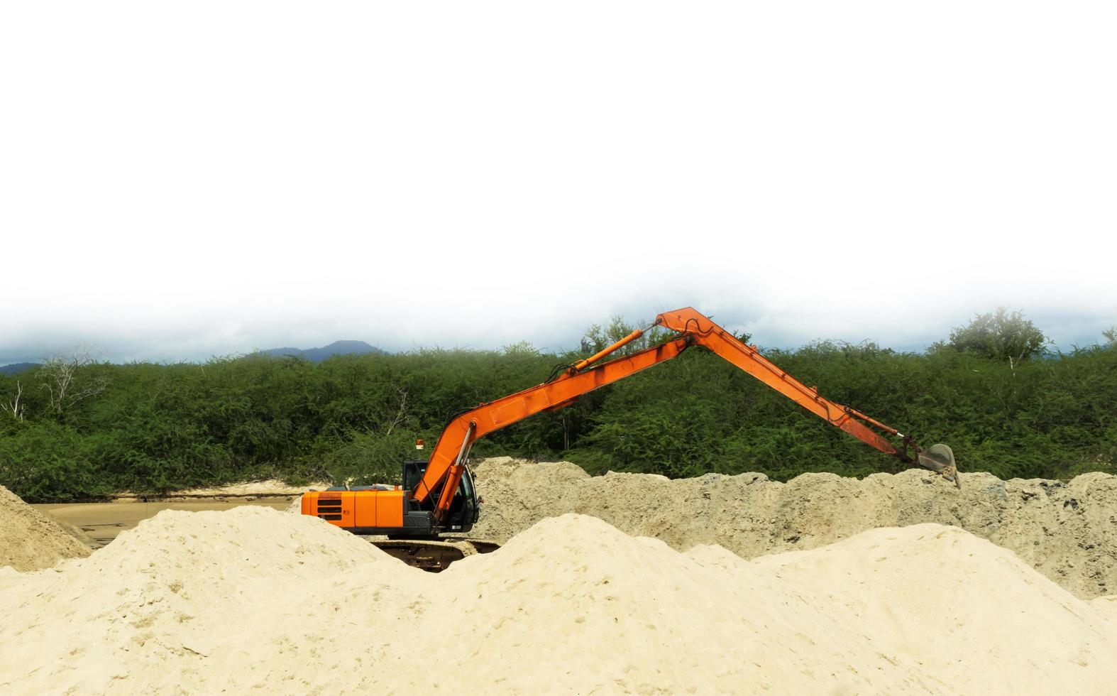 oranje graaflaadmachine het is zand opscheppen dat de rivier blokkeert die in zee stroomt, zodat schepen gemakkelijk kunnen reizen. foto