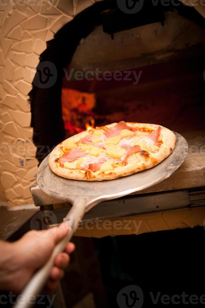 pizza die uit een oven komt foto