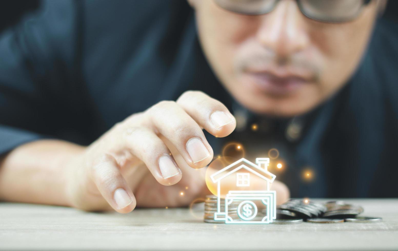 Aziatische mannen sparen geld voor huis en onroerend goed. foto