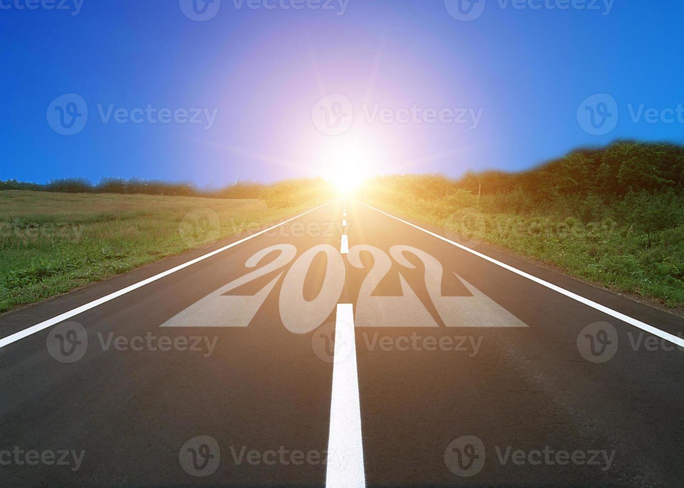 2022 nummers op asfaltweg foto