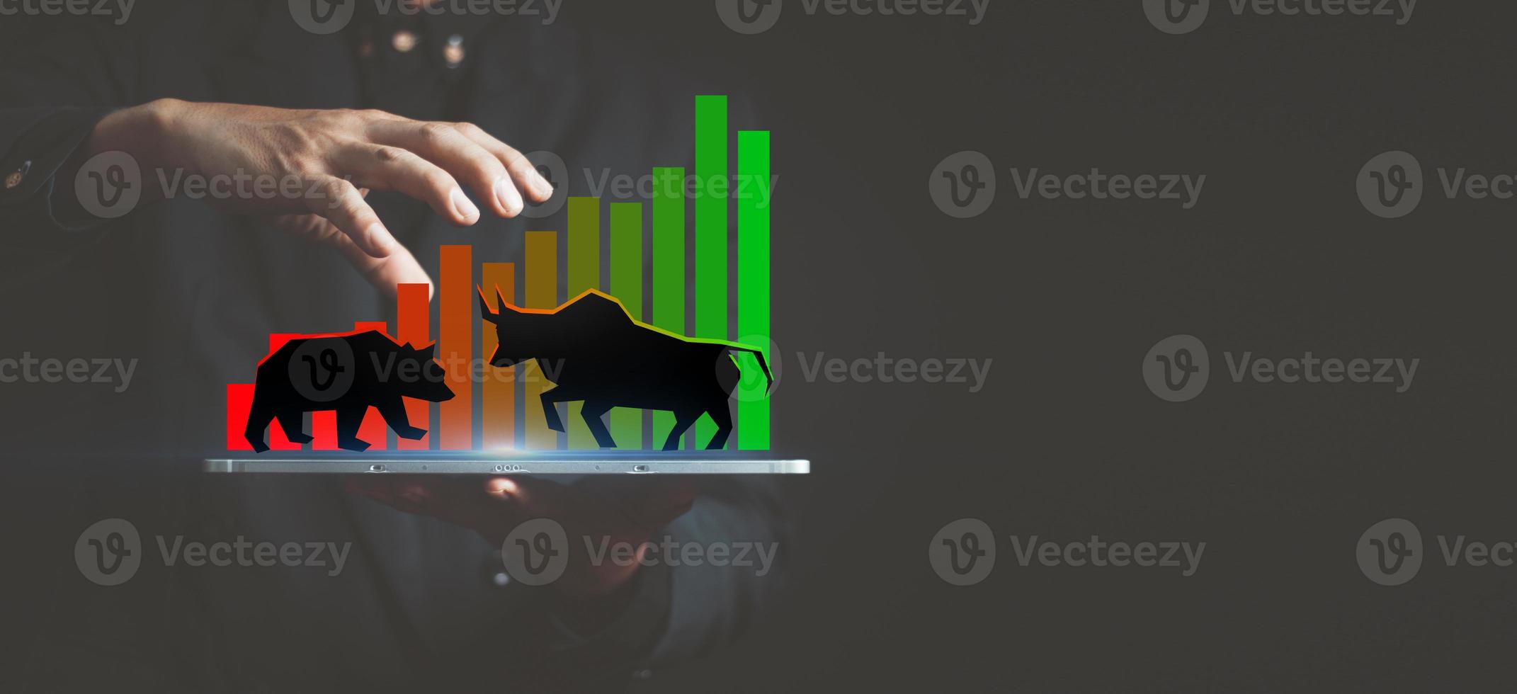 een stier en een beer aan de hand van een marktmaker op een kandelaargrafiek, Wall Street-speculatieconcept. foto