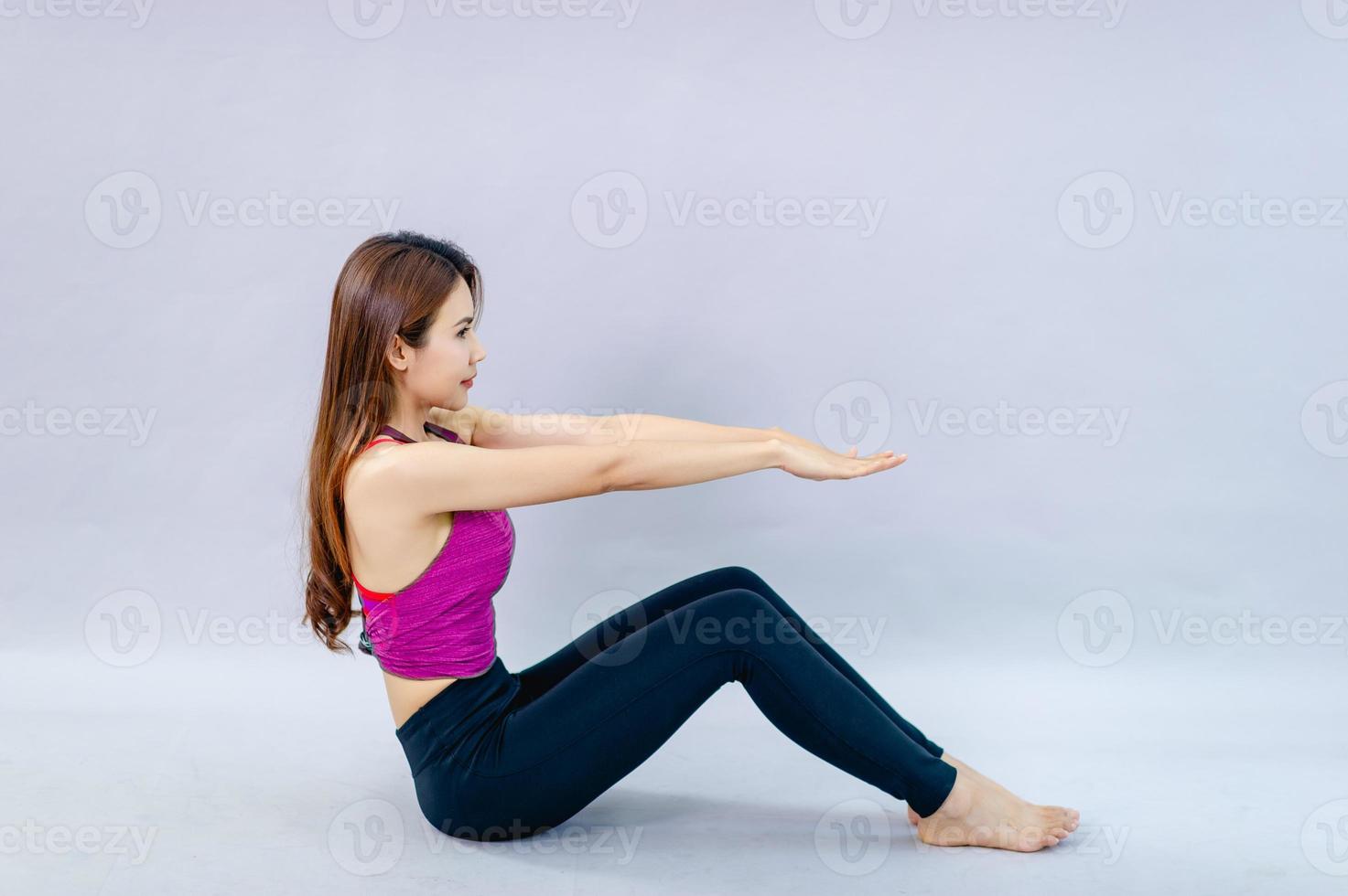 vrouwen die yoga doen voor gezondheidsoefeningen in het kamerconcept van gezondheidszorg en een goede vorm foto