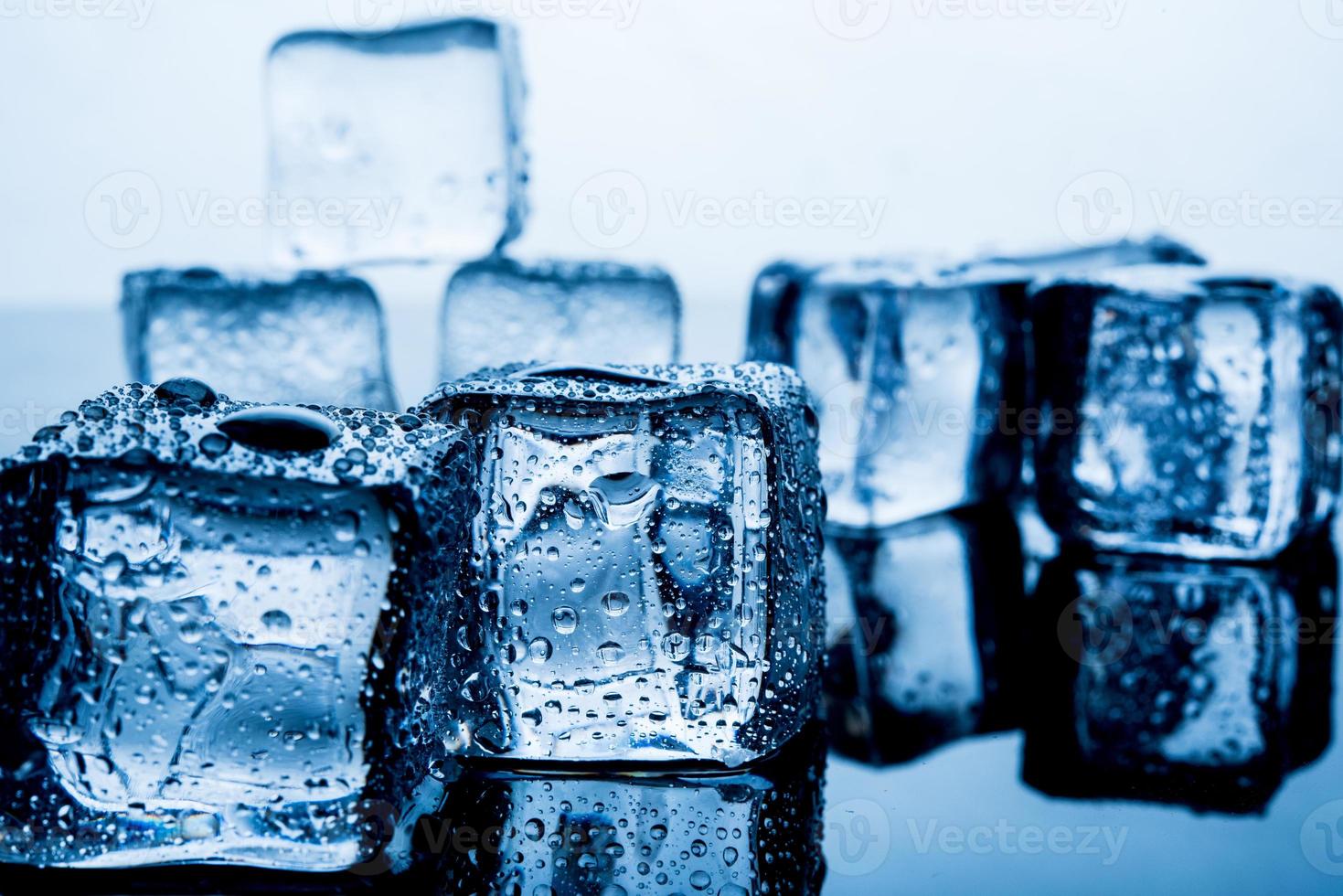 ice pack het resultaat van het water is voordat het ijs meerdere blokken heeft gestapeld. de oorsprong van het idee. en een mooie lay-out. eten en drinken concepten cool foto