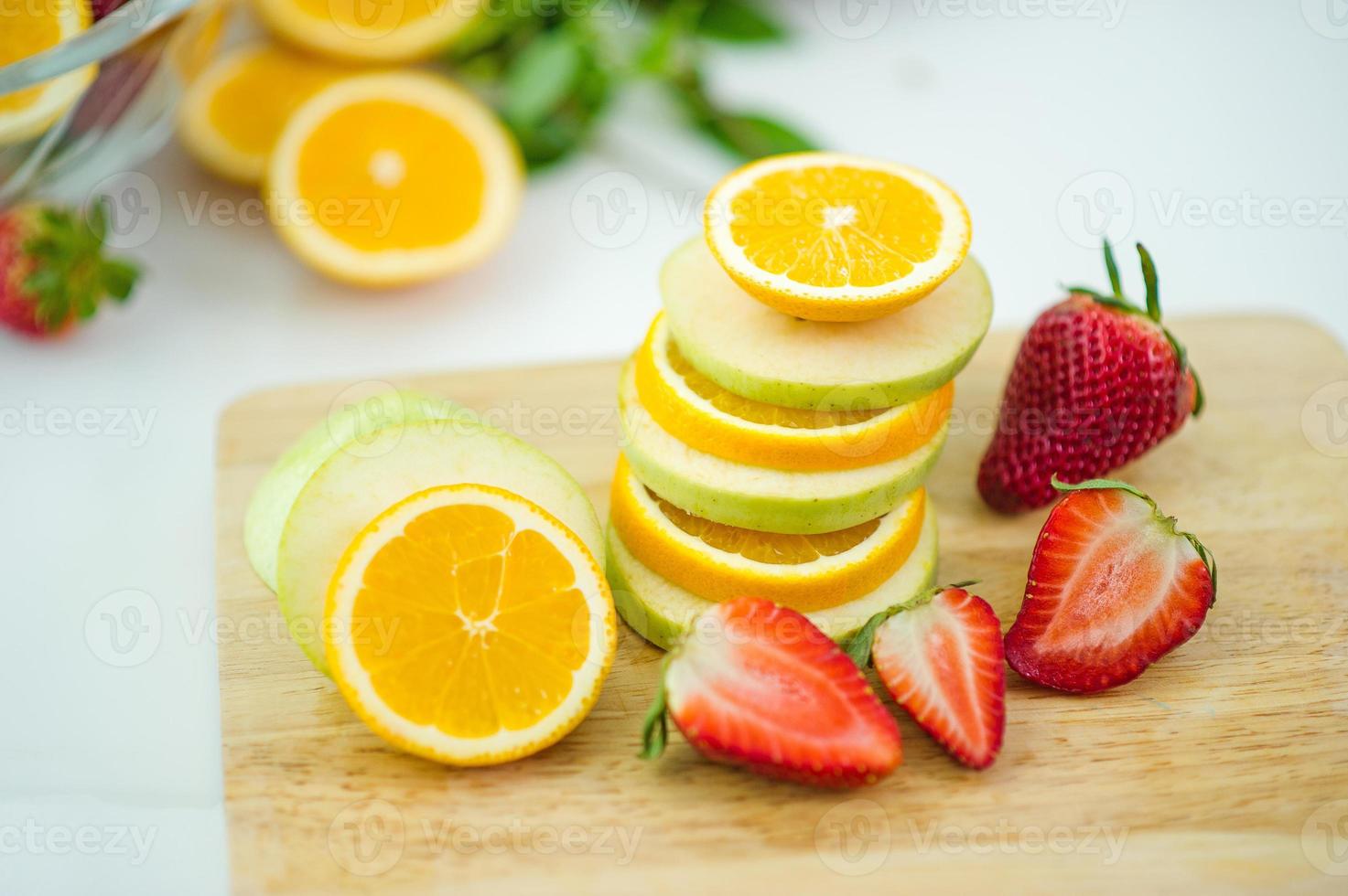 de vruchten van gezondheidsliefhebber gezond fruit en gezondheidszorg om gezond voedsel te eten. naar de huid. het fruit wordt in een mooie tafel geplaatst, appel abrikoos, banaan, sinaasappel, draak, geplaatst foto