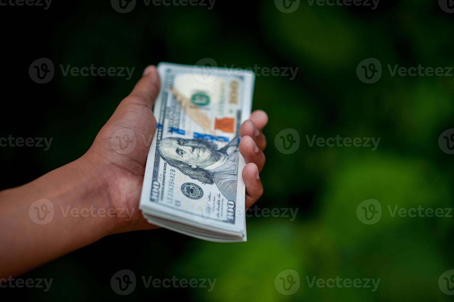 hand en dollar foto's concept van zakelijke financiën foto