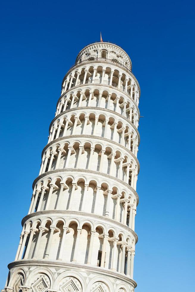 pisa, italië, 2021 - scheve toren van pisa op blauwe hemelachtergrond foto