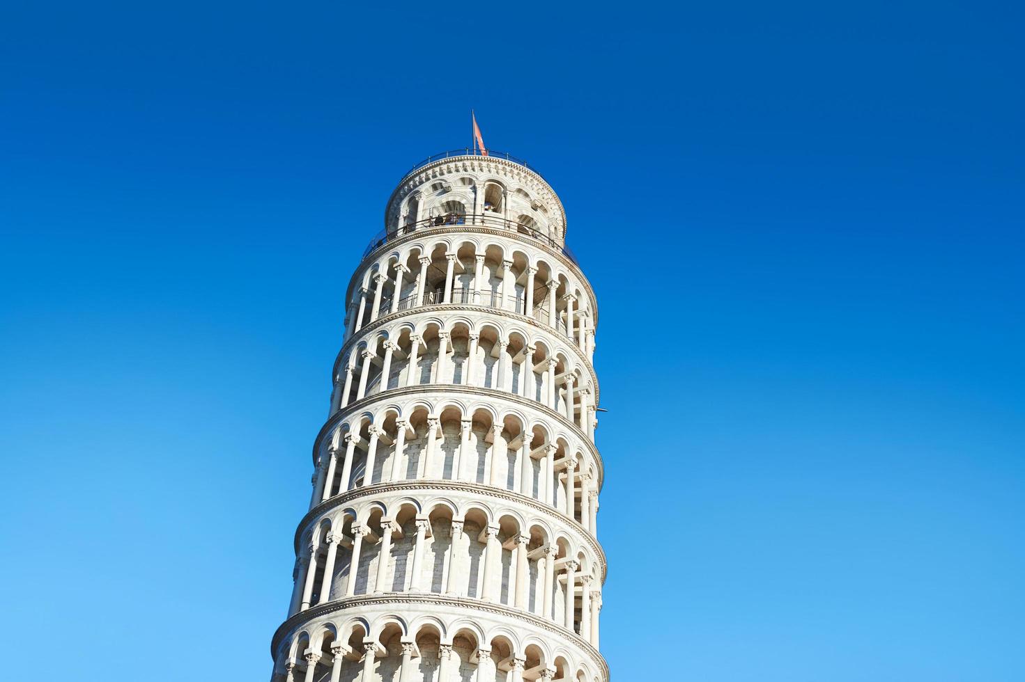 pisa, italië, 2021 - scheve toren van pisa op blauwe hemelachtergrond foto