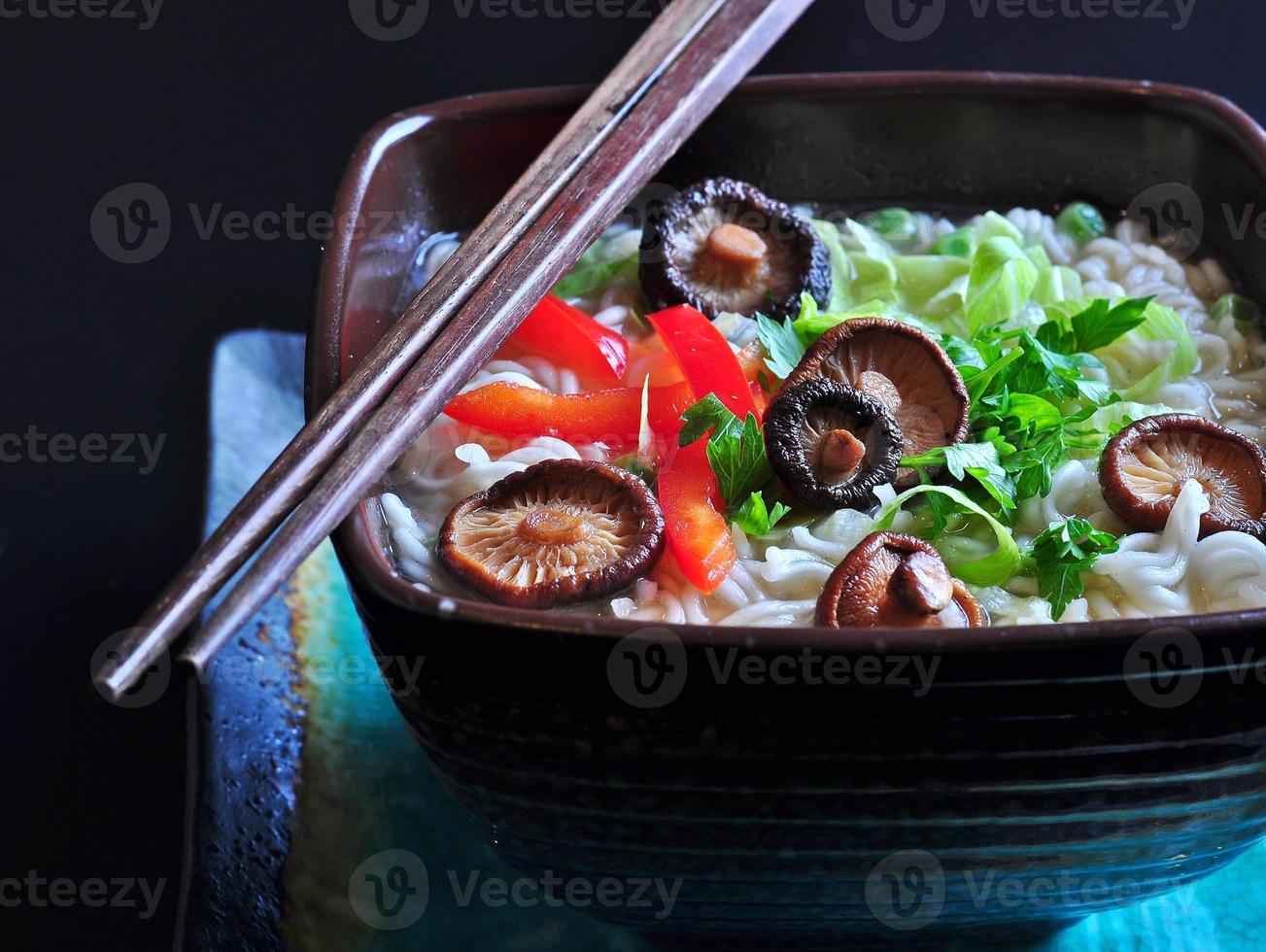 ramen noodles met shiitake paddenstoelen, doperwtjes, paprika, koriander foto