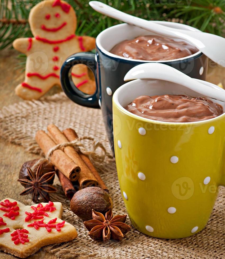 warme chocolademelk en kerst peperkoek foto