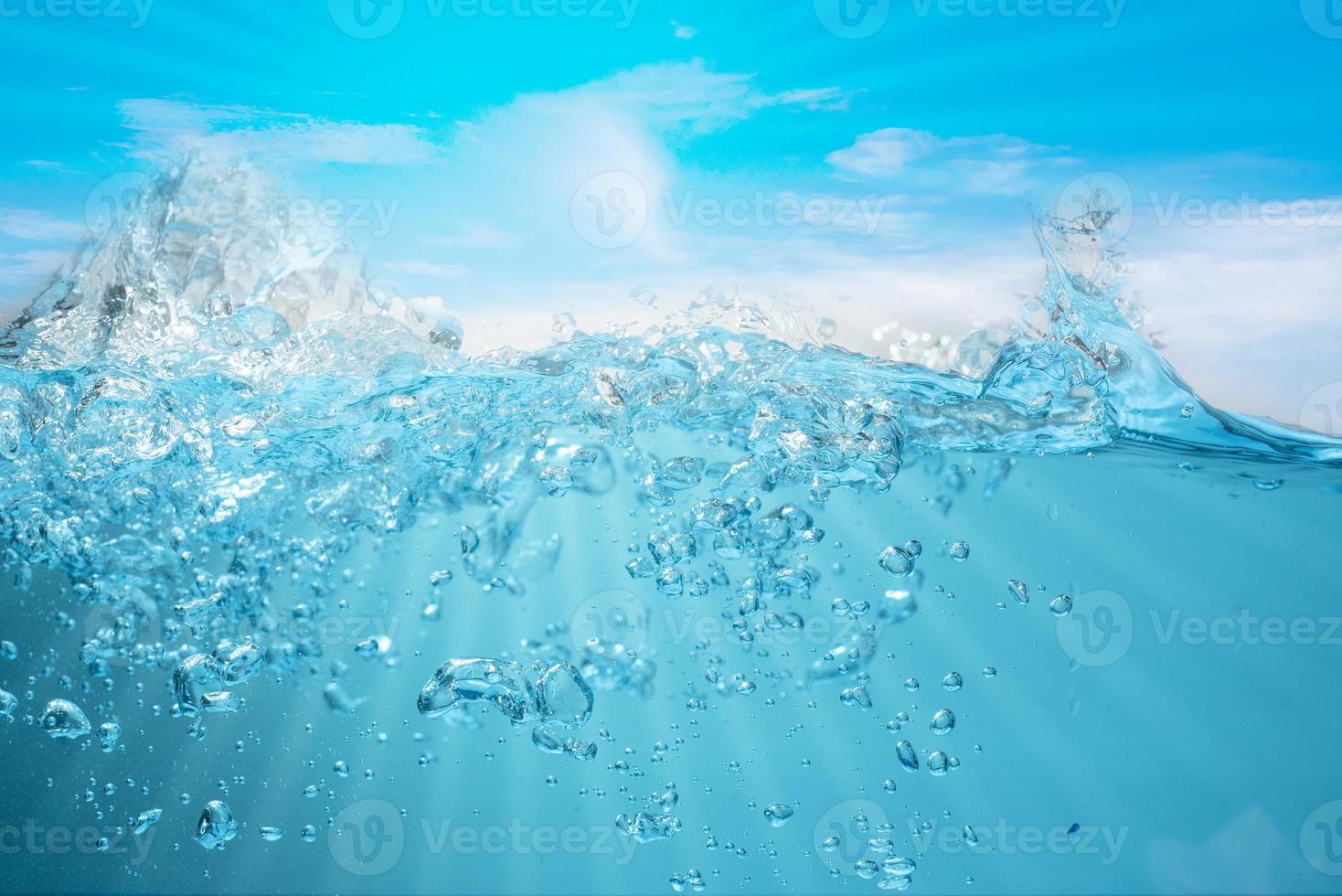 blauwe zeegolven stopten met stomen met aparte bubbels op een witte achtergrond. populaire hoeken, natuurlijke concepten foto