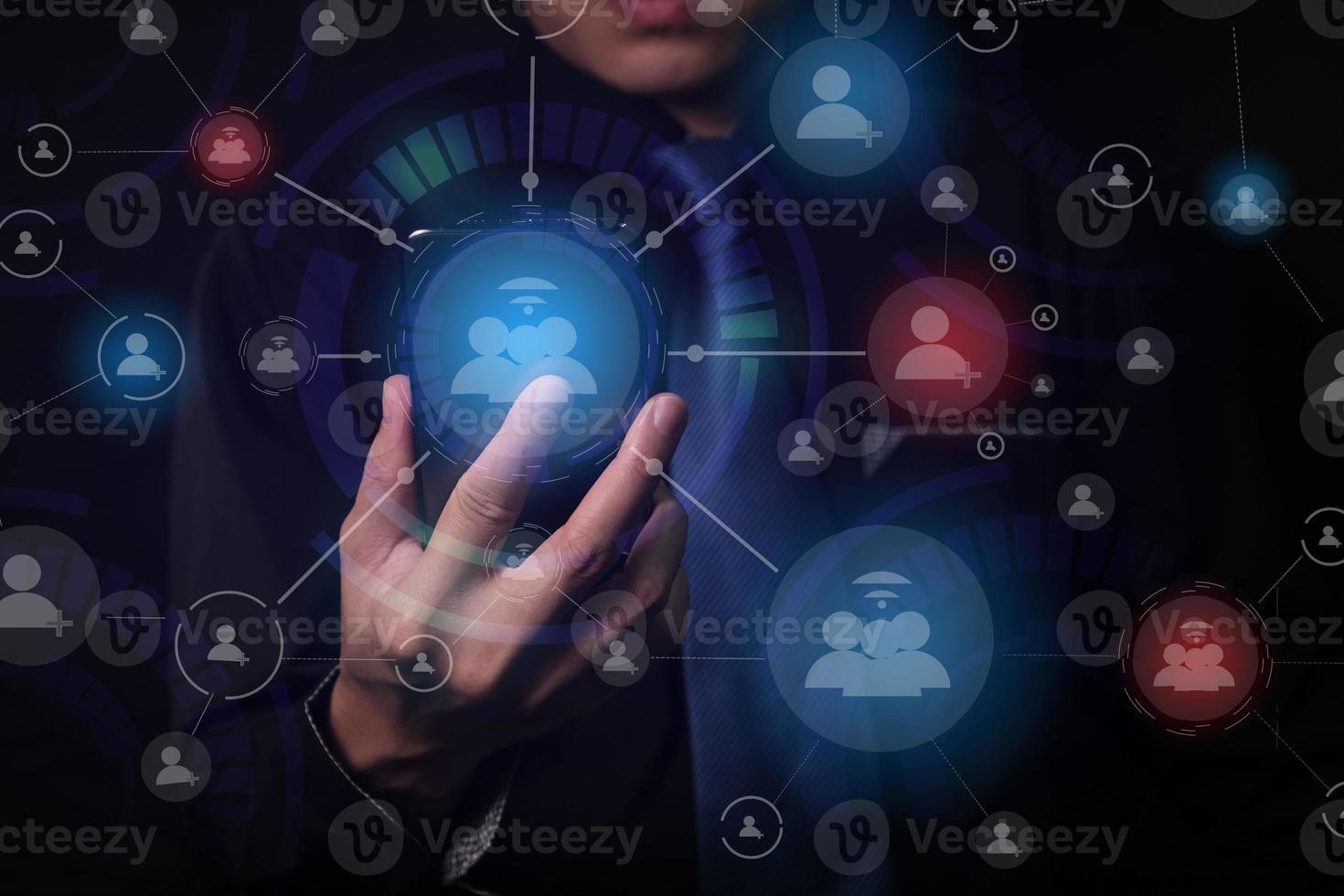 zakenman in het zwart communiceren met virtuele digitale schermen over de hele wereld op high-speed online netwerk. foto