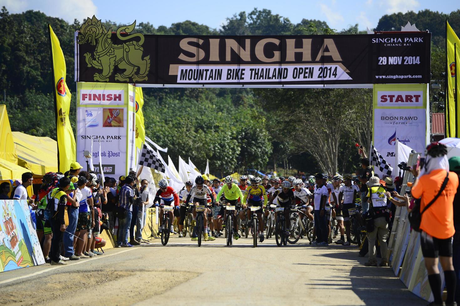 chiangrai, thailand - 29 nov 2014 - singha mountainbike-uitdaging in singha park chiangrai in boerderijfestival 2014. foto