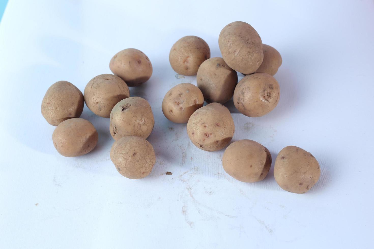 nieuwe aardappel geïsoleerd op een witte achtergrond close-up foto