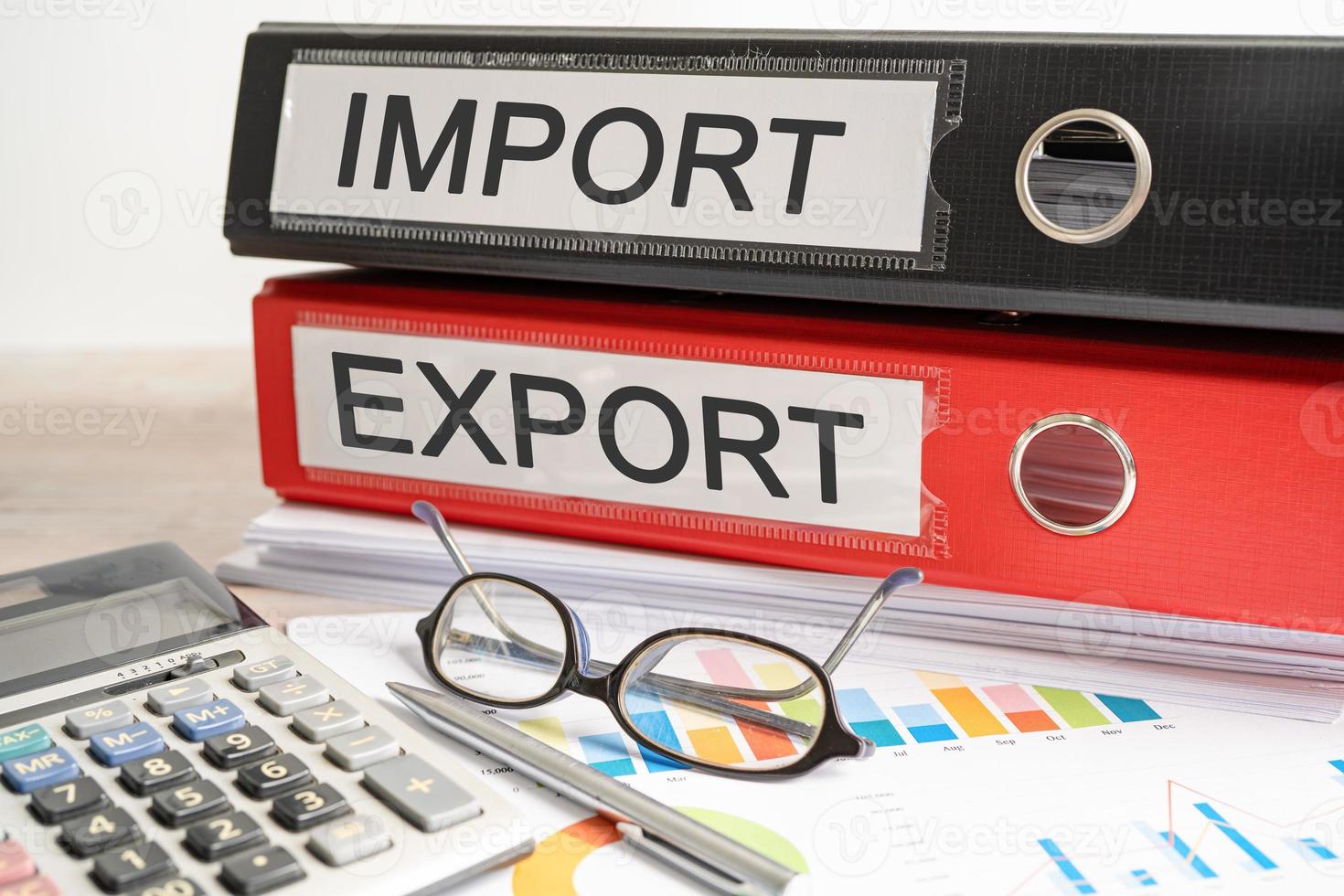 importeren en exporteren. binder data finance rapport business met grafiekanalyse op kantoor. foto