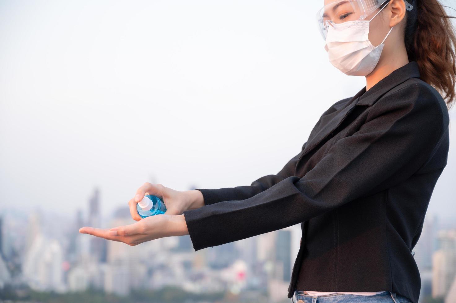 Aziatische vrouwen moeten maskers gebruiken om te beschermen tegen vervuiling door stof en om te voorkomen dat de infectie door virussen zich in de lucht verspreidt met de introductie van preventieve alcoholspray foto