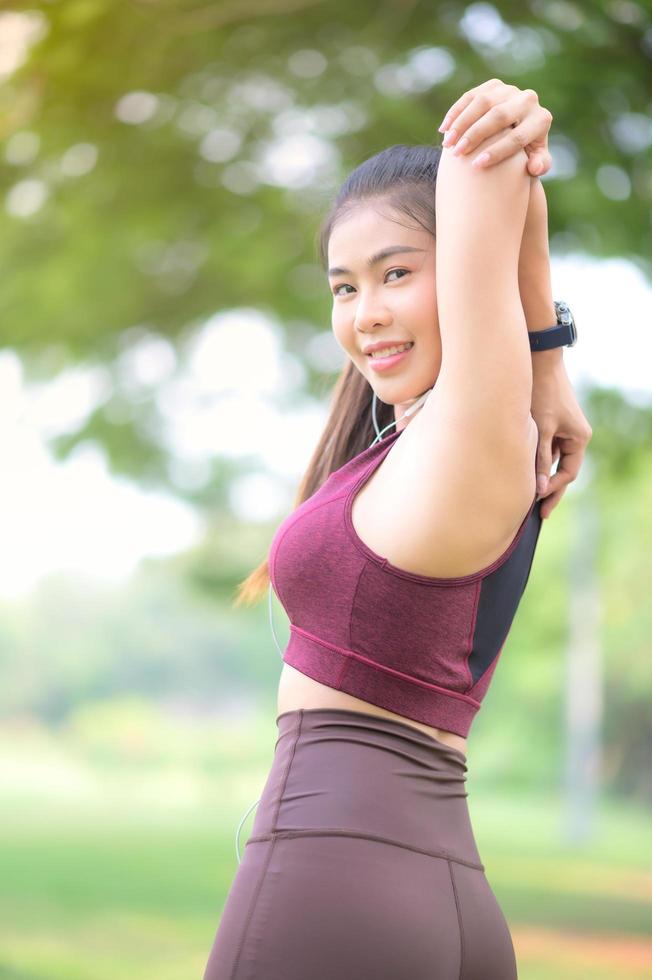 mooie aziatische vrouwen oefenen elke ochtend in het park, het is een levensstijl voor ontspanning en een goede gezondheid van het lichaam foto