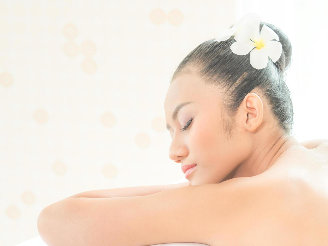 jonge Aziatische mooie vrouw ontspannen in de spa salon foto