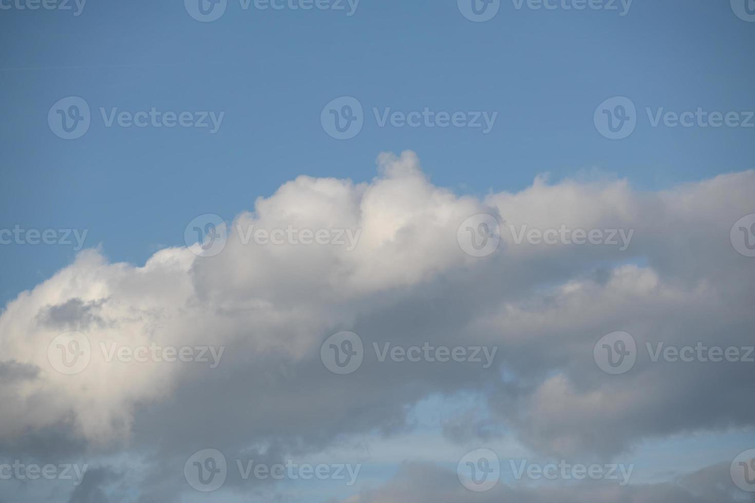 witte wolken met blauwe lucht foto