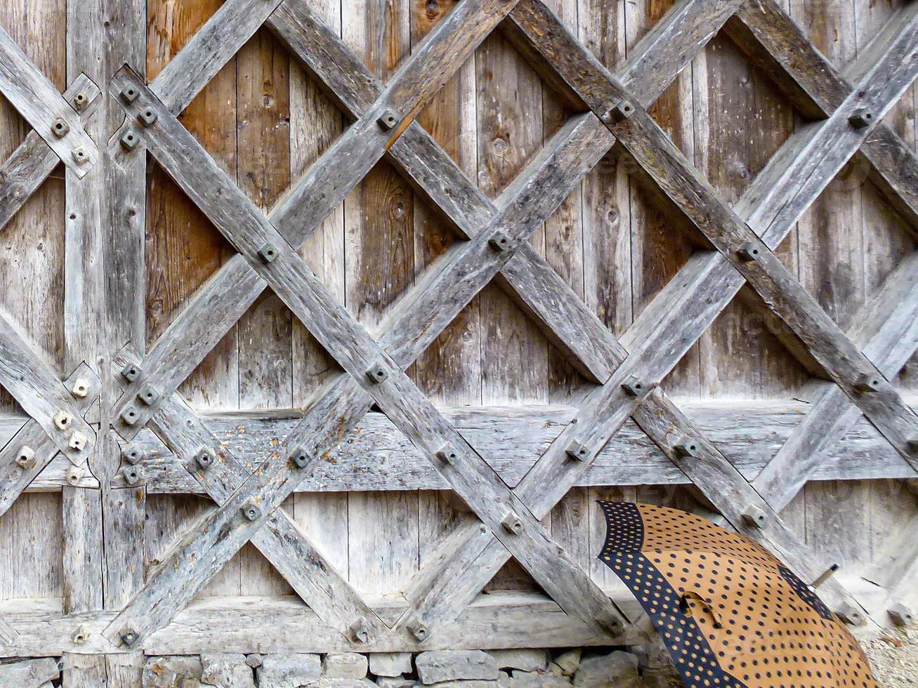 oude houten muur met geometrische patronen foto