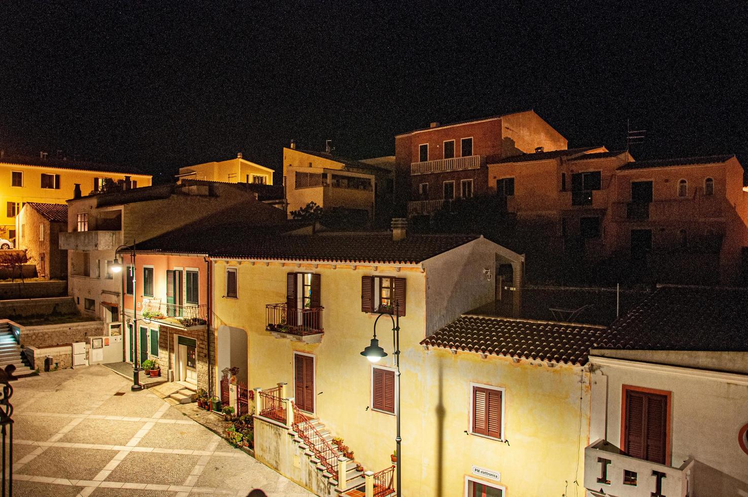 straat in olbia in italië foto