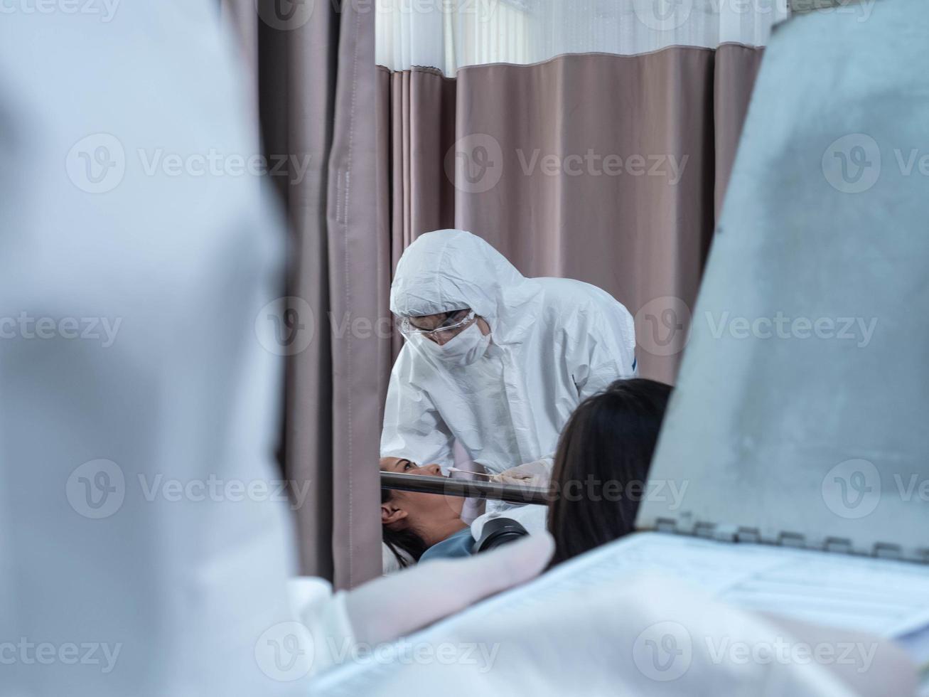 ziekenhuiskliniek of laboratorium arts wetenschapper draag ppe wit geïsoleerd uniform ziekbed patiënt zakenlieden voor behandeling gezondheidszorg antivirus covid-19 rsv corona bacteriën ziekte medische bescherming. foto