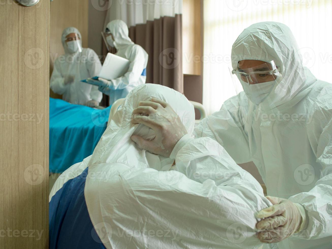 ziekenhuis kliniek laboratorium afdeling spoedeisende operatie kamer dokter verpleegster wetenschapper draag pbm wit help hoop man en vrouw hand behandeling gezondheidszorg covid-19 corona delta omicron virus medisch foto