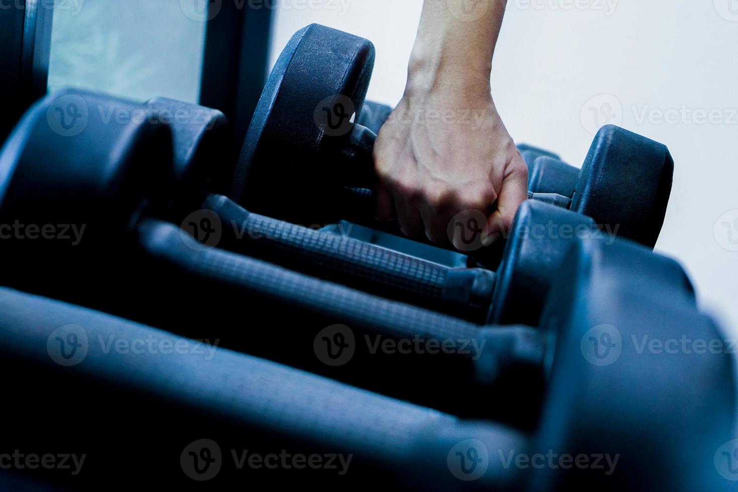 close-up van de hand met halter in fitness. foto