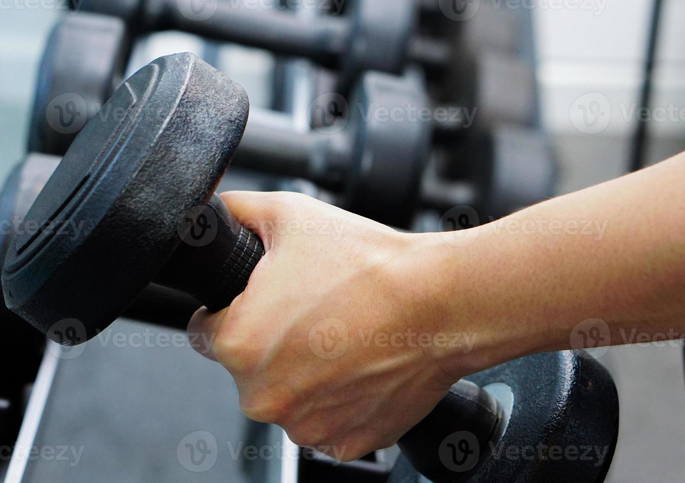 close-up van de hand met halter in fitness. foto