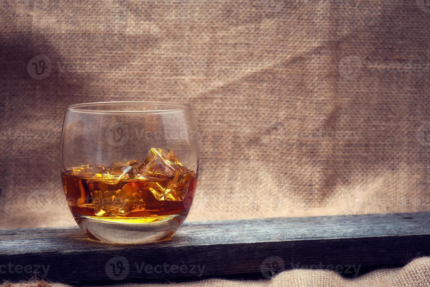 whisky bourbon in een glas foto